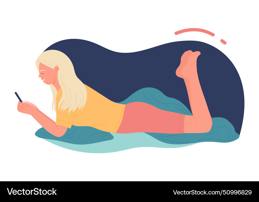Glückliches Mädchen im Bett liegen in der Nacht halten Telefon Glückliches Mädchen im Bett liegen in der Nacht halten Telefon vektorbild