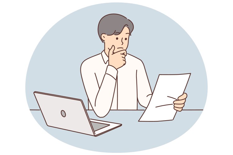 бизнесмен с ноутбуком и налоговая